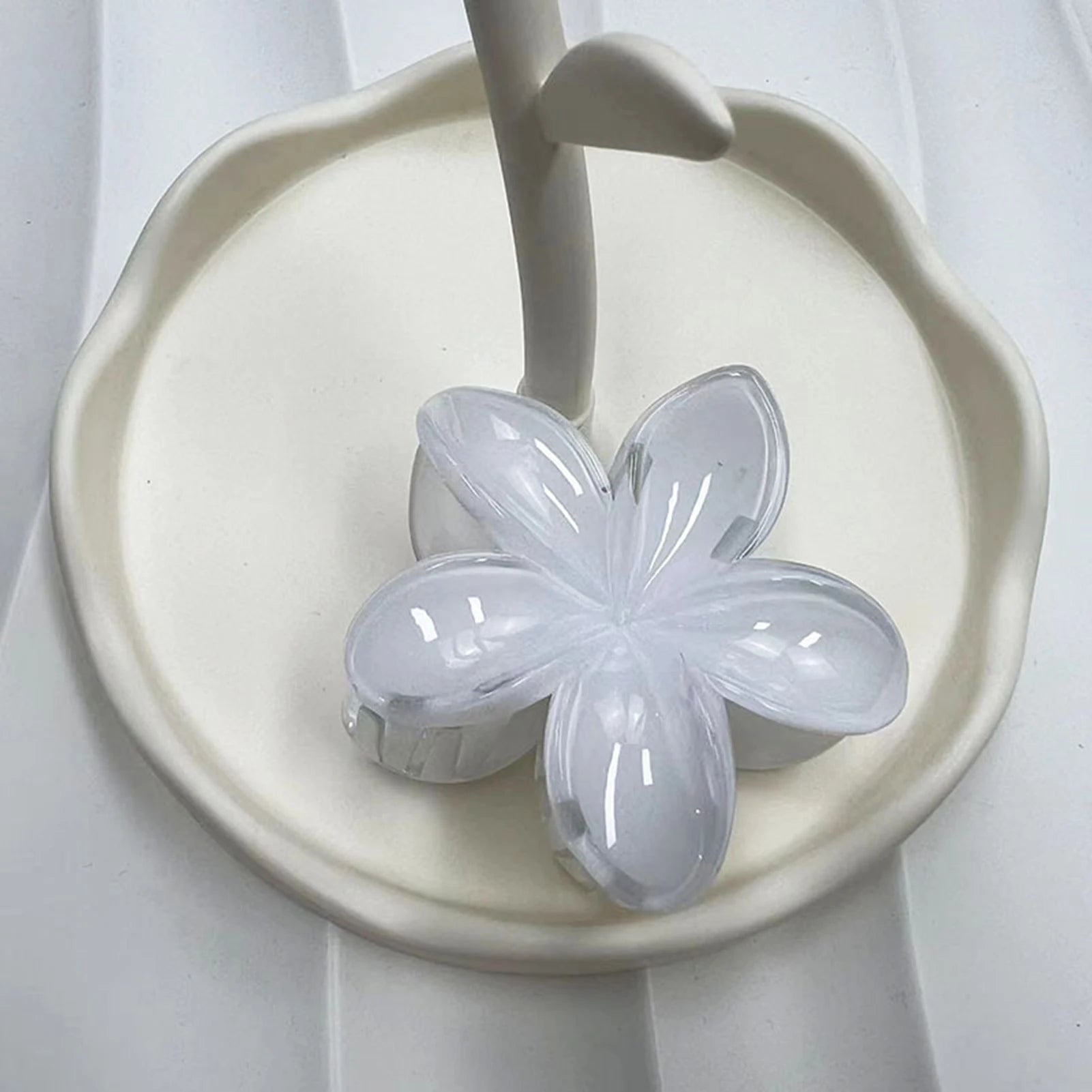 Red Flower Plastic Hair Clip Gentle Women Sweet Frangipani Hair Claws Crab Clamp Barrette Ponytail Holder Headwear Accessories