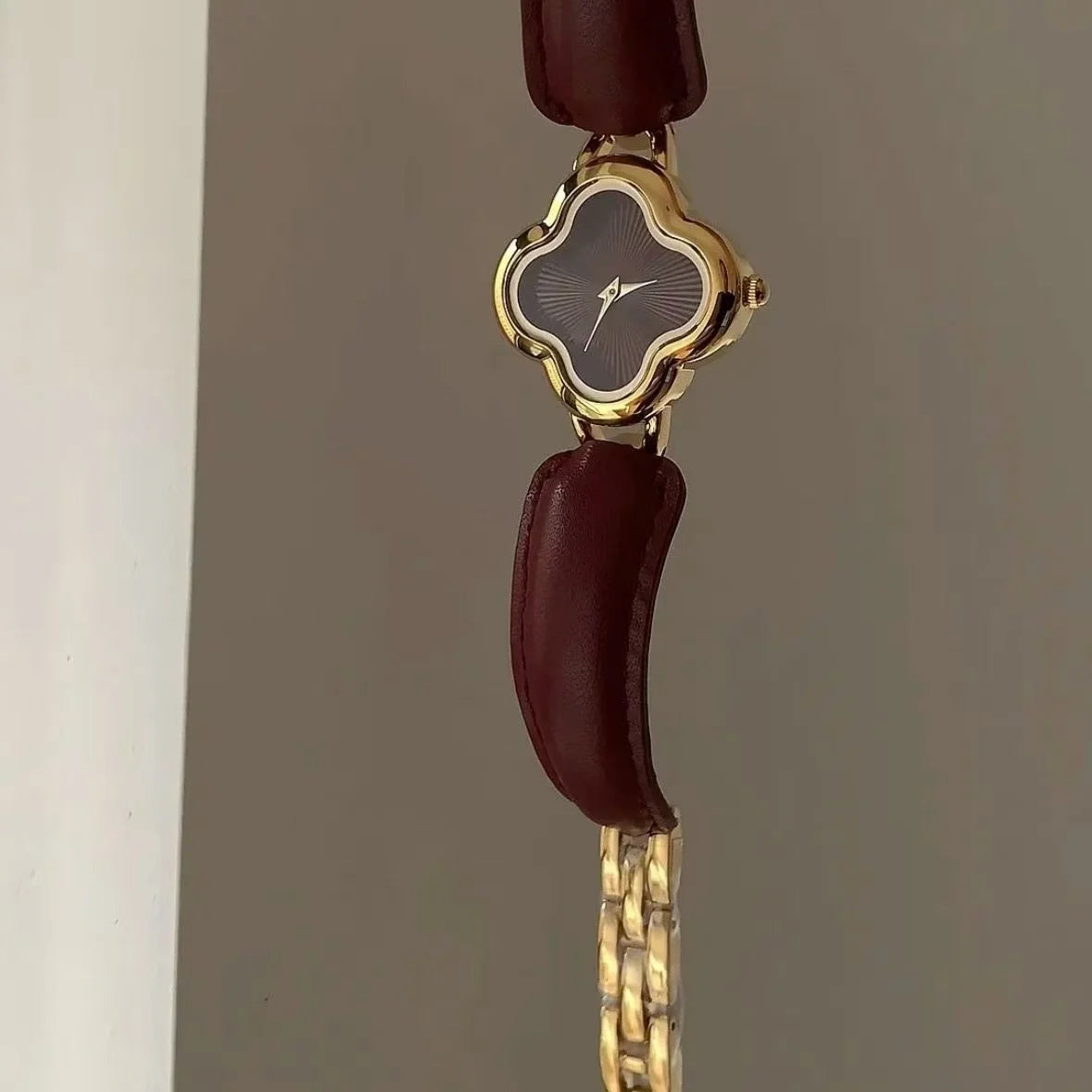 New belt women's watch flower dial fashionable light luxury bracelet, gift for girlfriend, party jewelry