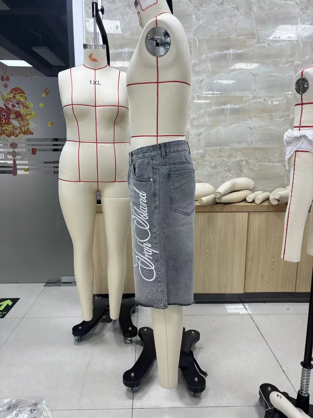 Men's Summer Casual Denim Shorts Knee Length Trendy Letter Embroidered Rhinestone Jeans Shorts Fashion Streetwear